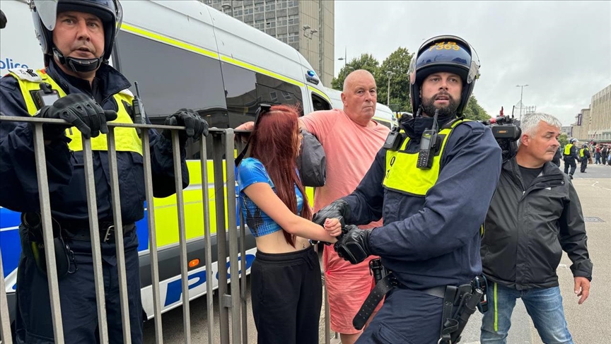 Fear of far-right protest forces some shops in NE London to board up, close early