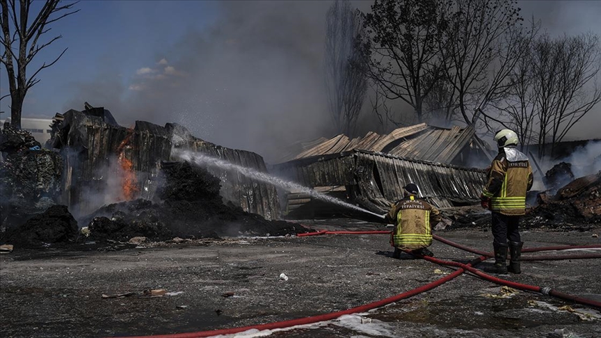 Ankara'da geri dönüşüm fabrikasında çıkan yangına müdahale ediliyor