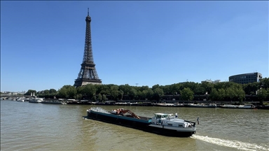 Paris Belediye Başkanı kirlilik tartışmaları ile gündemdeki Sen Nehri'nin temiz olduğunu savundu