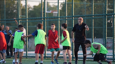 Eski futbolcu arkadaşlar, "Maksat Spor Olsun" diye çıktıkları yolda çocukların hayatına dokunuyor