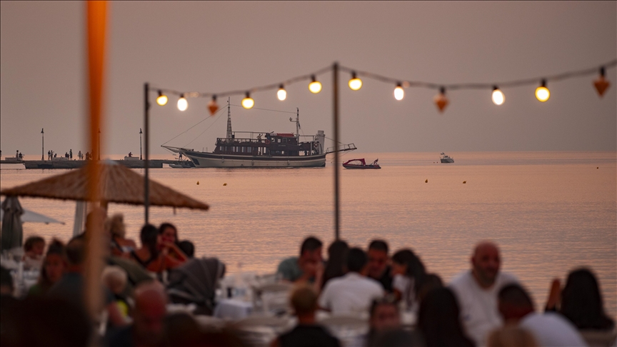 Soaring costs compel Greeks to shorten vacations, cut dining out: Survey