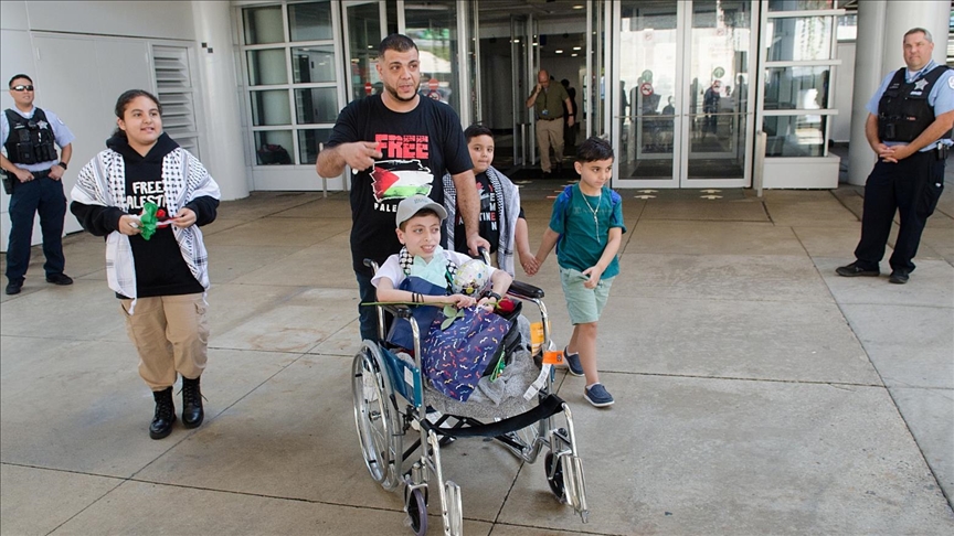 Un enfant palestinien, amputé des deux jambes, arrive à Chicago pour un traitement médical