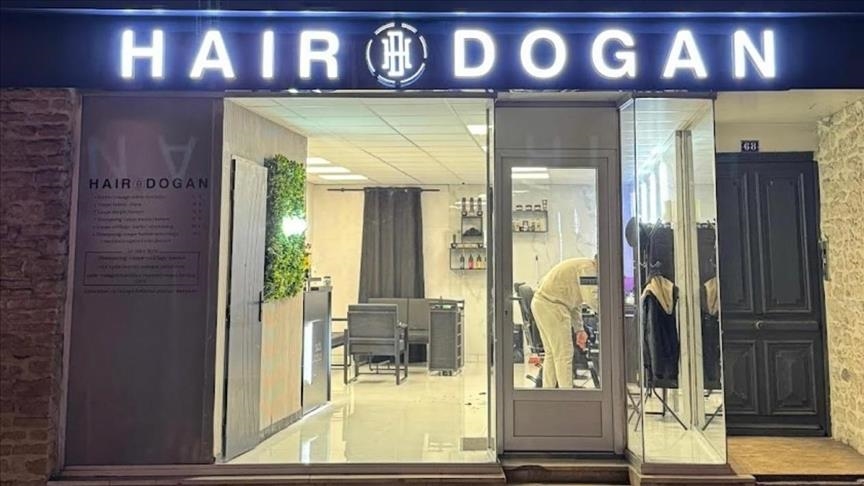 France: Vehbi Erdogan, coiffeur en Isère, pris dans une vague de harcèlement suite à un tweet d’extrême droite