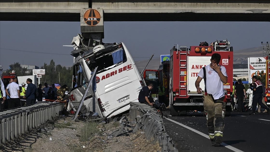 Ankara'da yolcu otobüsünün köprü ayağına çarptığı kazada 9 kişi öldü, 27 kişi yaralandı