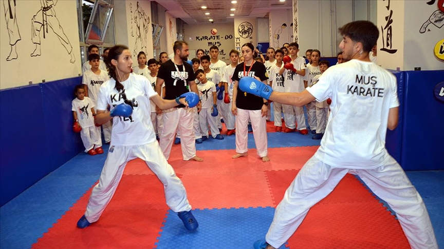 Muş'ta antrenör çift, geleceğin karate şampiyonlarını yetiştiriyor