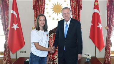 Cumhurbaşkanı Erdoğan, milli sporcu Zeynep Sönmez'i kabul etti