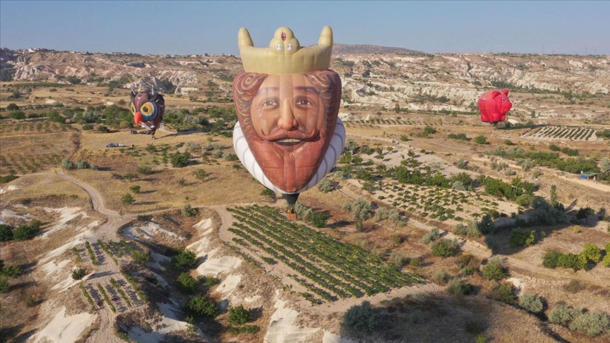 Kapadokya'da figürlü sıcak hava balonları gökyüzünü şenlendirdi