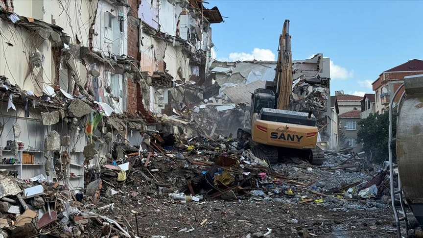 Pendik'te İETT otobüsünün çarptığı binanın yıkım çalışması devam ediyor 