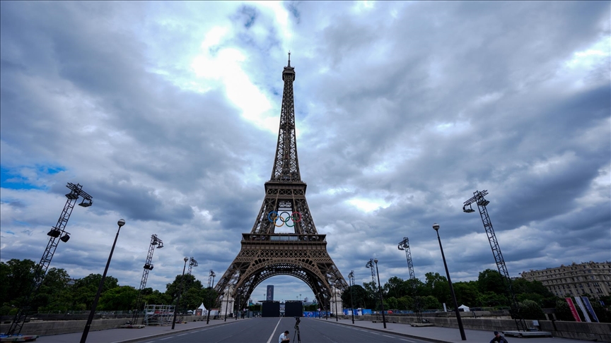 British national arrested in Paris for trying to climb Eiffel Tower