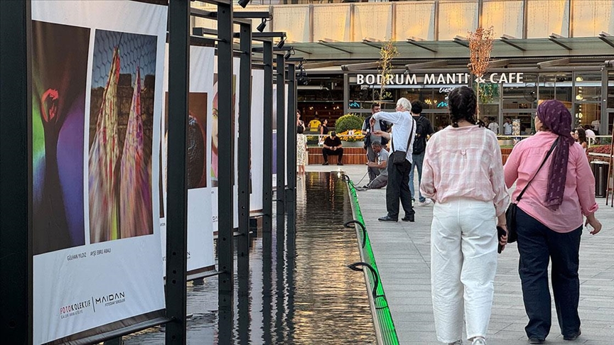 Fotoğraf sanatçıları "renk" temasıyla havuz üzerinde sergi açtı