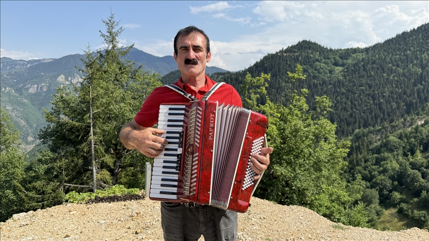 "Akordiyoncu Mehmet" 44 yıldır düğün, festival ve şenliklerin vazgeçilmezi
