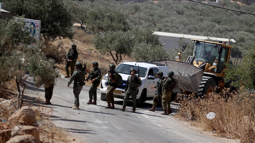 Israeli army injures Palestinian, arrests 17 in occupied West Bank raids