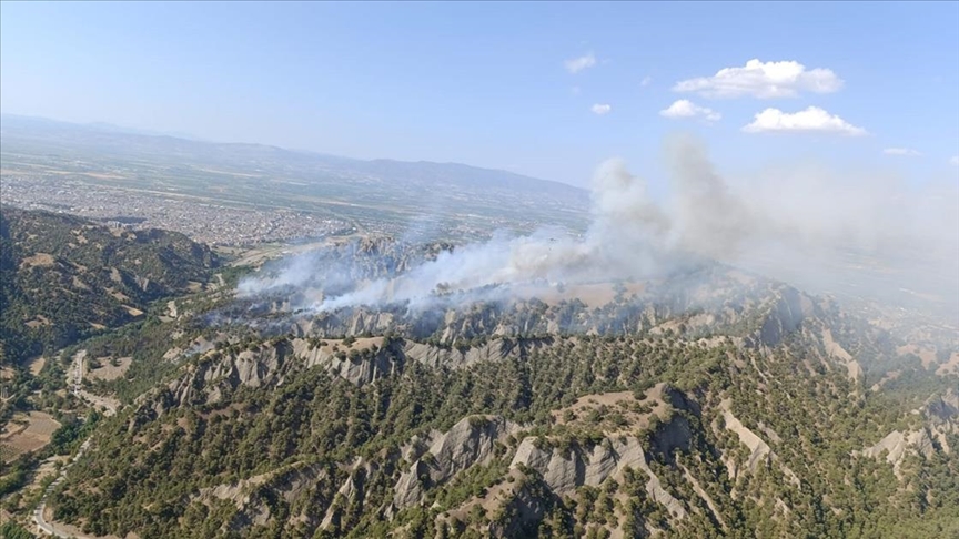 Manisa'nın Salihli ilçesindeki orman yangınına müdahale sürüyor