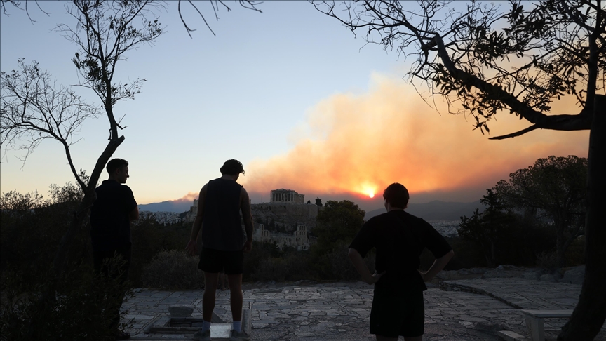 Türkiye to send 2 firefighting planes, helicopter to help Greece fight massive wildfire raging near Athens