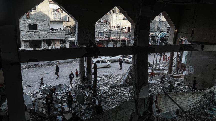 عائلات فلسطينية تنزح في عتمة الليل مثقلة بالهموم وبالأمتعة (تقرير)