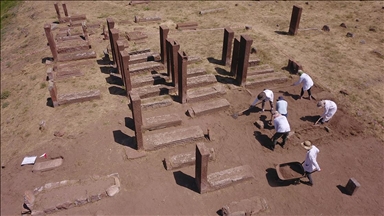 Ahlat Selçuklu Meydan Mezarlığı'nda Birinci Dünya Savaşı'nın oluşturduğu tahribatın izleri siliniyor