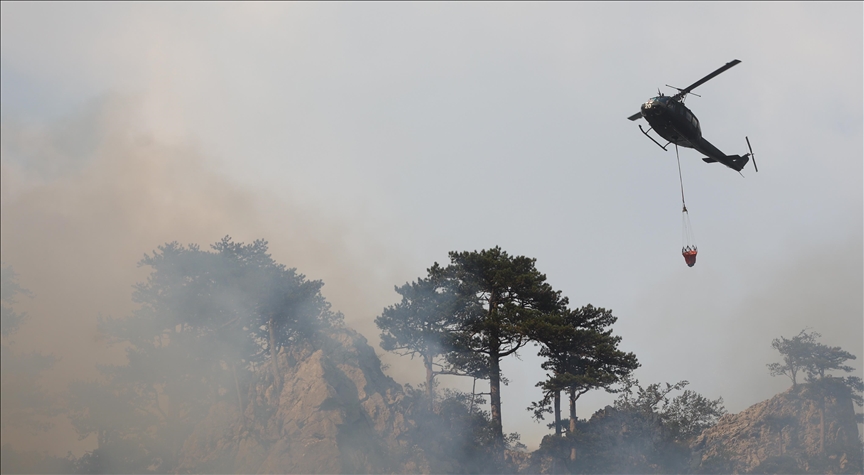 UPDATE - Nastavlja se gašenje požara na Tjentištu, uključili se i helikopteri iz Srbije