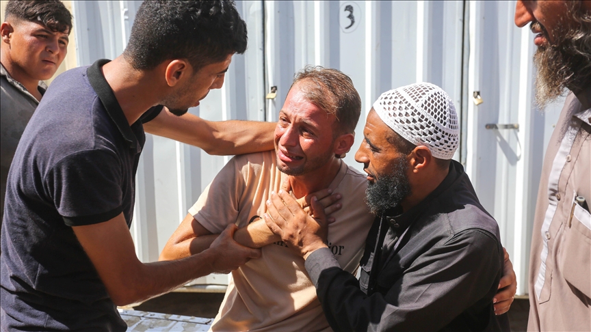 Gazze'de ikiz bebeklerine doğum belgesi almaya giden Filistinli baba, İsrail saldırısında tüm ailesini kaybetti