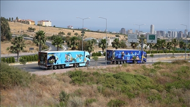 Mersin'de nakliye firması sahibi tırlarını çizgi film karakterlerinin fotoğraflarıyla süsletti