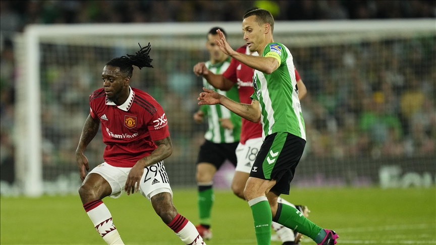 English right-back Wan-Bissaka joins West Ham from Man United