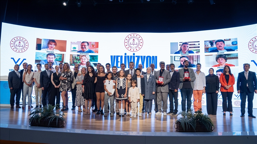 Bakan Tekin ve sanatçılar, okul aile işbirliğine vurgu yapan "Ailem" dizisini tanıttı