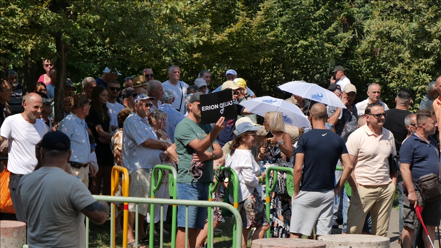 Vazhdojnë protestat para Bashkisë së Tiranës