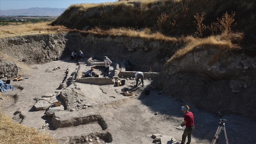 Ancient 6,400-year-old oven unearthed in Türkiye’s Arslantepe Mound