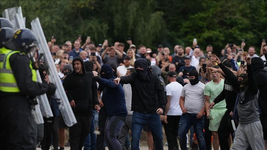 Más de 1.000 detenidos y cerca de 600 acusados ​​por disturbios de extrema derecha en Reino Unido
