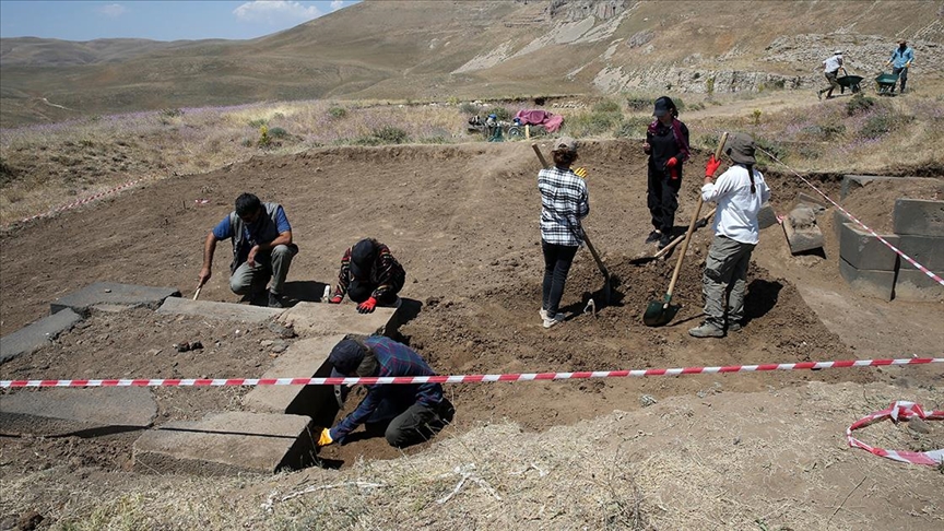 Bitlis'teki Urartu kalesinde yeni buluntular ortaya çıkarıldı