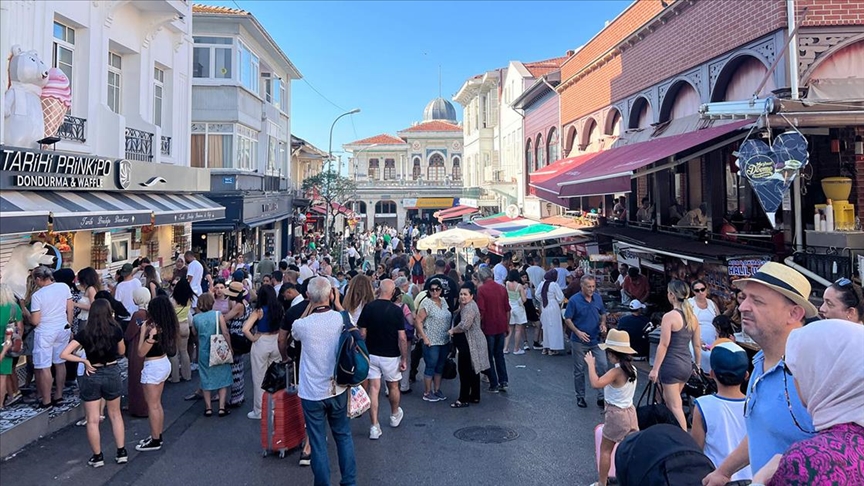 İstanbul'da nemli ve sıcak havadan bunalanlar plaj ve parklara akın etti