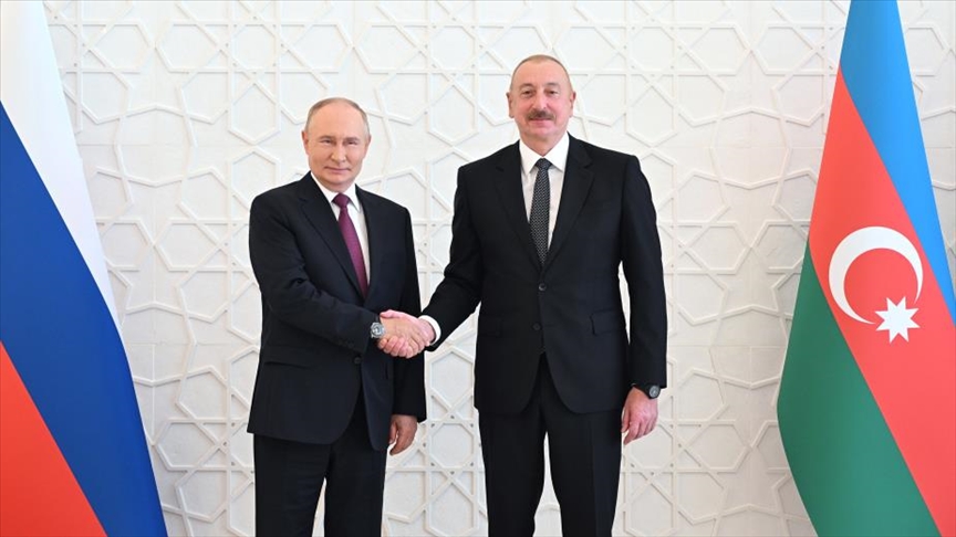 В Баку состоялась церемония официальной встречи президента РФ