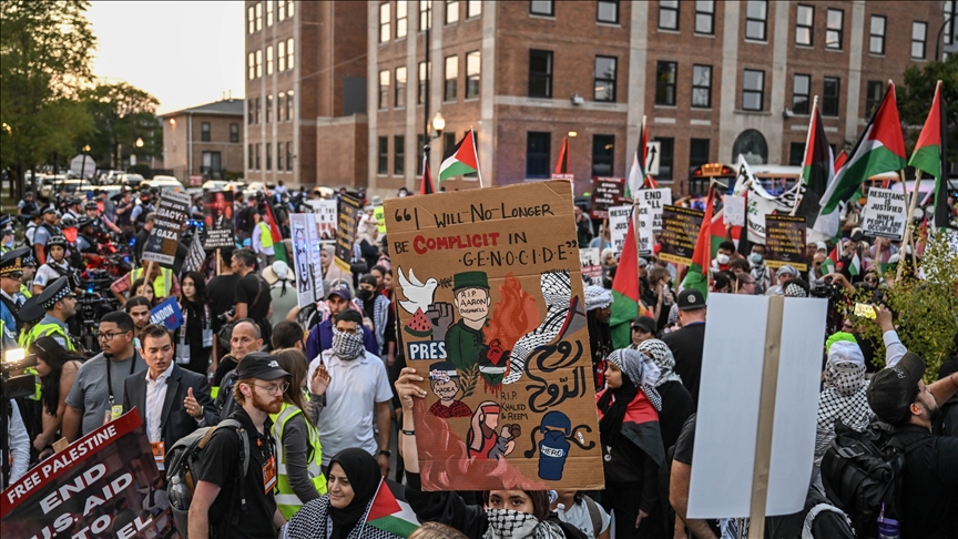 Miles de personas se manifiestan ante el centro donde se celebraba el congreso del Partido Demócrata en Chicago