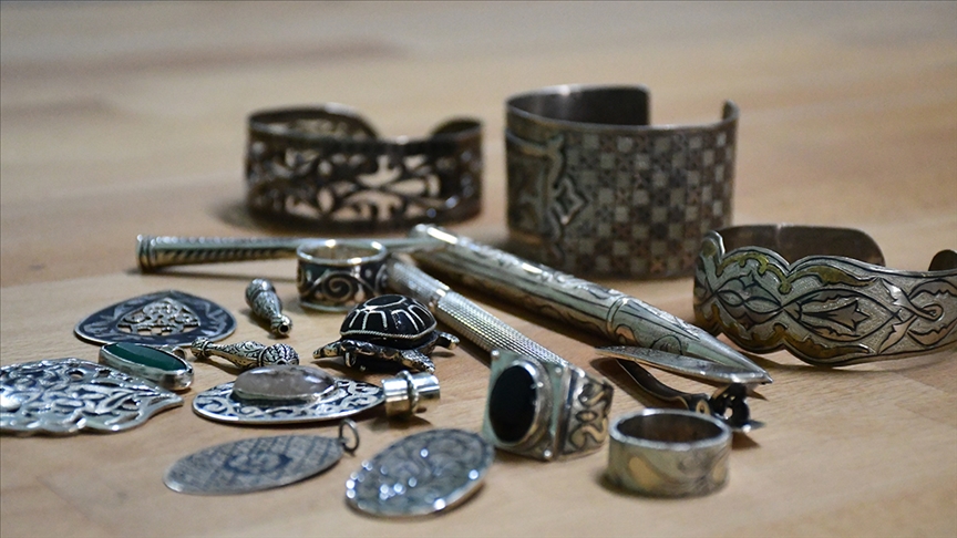 Ecdat yadigarı savat sanatını takı ve aksesuarlarda yaşatıyor