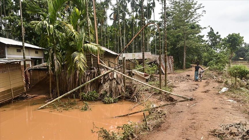 Hindistan ve Bangladeş'teki sellerde ölenlerin sayısı 35'e çıktı