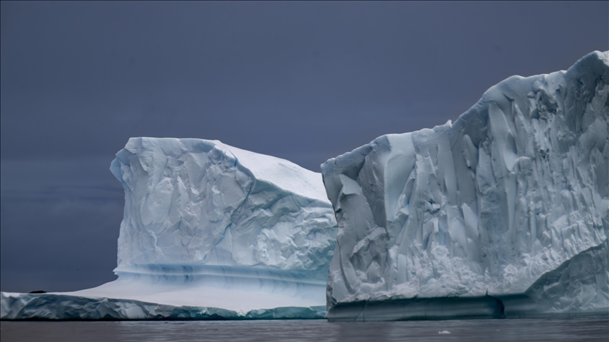 1 vacationer killed, 1 injured as glacier in southeastern Iceland caves in