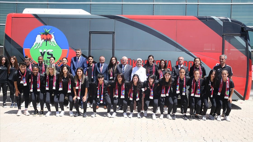 Hakkari'nin şampiyon kadın futbolcularına yeni takım otobüsü hediyesi