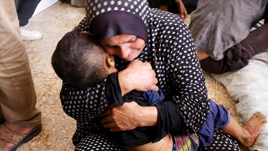 Filistinli annenin İsrail saldırılarında ölen 6 yaşındaki oğlunu hayata döndürme çabası görenleri hüzne boğdu