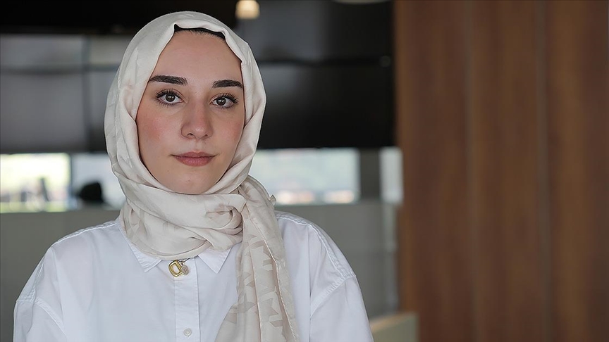 Başörtüsü nedeniyle ayrımcılığa uğrayan diş hekimliği öğrencisi Dilara Çiçek, hukuk mücadelesi başlattı 