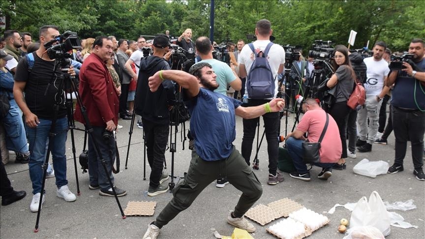 Vazhdojnë protestat para Bashkisë së Tiranës