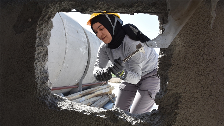 Depremde enkazdan yaralı kurtulan kadın, arama kurtarma eğitimiyle AFAD gönüllüsü oldu