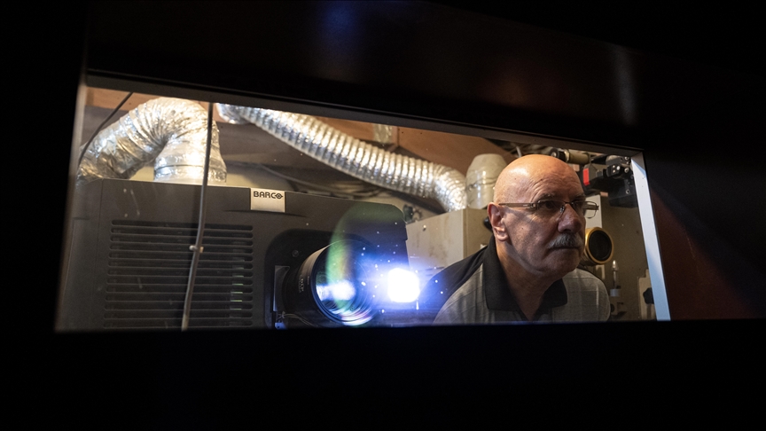 Meşrubat satarak girdiği sinema salonlarında 40 yıl makinistlik yaptı