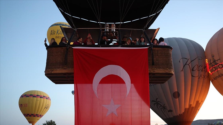 Kapadokya'da balonlar Türk bayraklarıyla uçtu