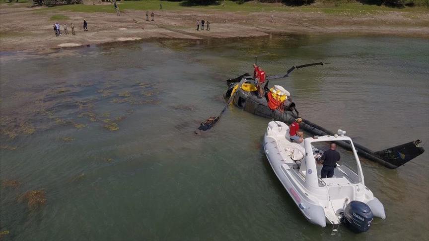 Helikopter Oružanih snaga BiH izvučen iz Jablaničkog jezera