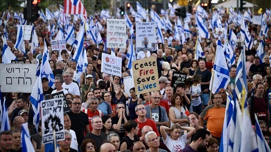 Hundreds of Israelis protest to demand hostage swap cope with Palestinian factions