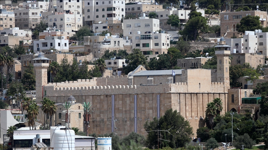 Israeli army storms Hebron, closes Ibrahimi Mosque amid heightened tensions