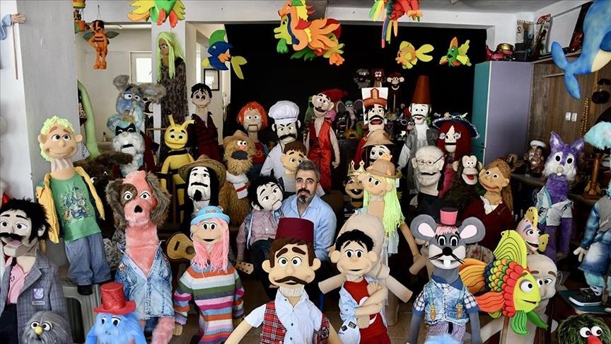 بدمى من صنعه.. تركي يبدع في فن التكلم البطني (تقرير)