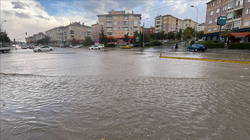 Eskişehir'de kuvvetli sağanak ve dolu etkili oldu