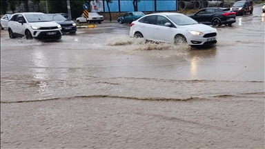 Isparta'da sağanak, hayatı olumsuz etkiledi