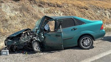 Ankara'da iki otomobilin çarpıştığı kazada 6 kişi yaralandı