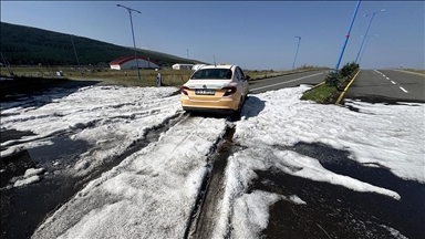 Ardahan'da gece etkili olan dolu, güneşe rağmen erimedi 